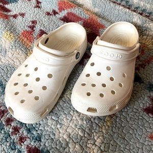 White crocs size 5 in men’s size 7 women